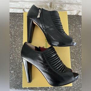 MAX STUDIO Xtend Black Leather Ankle Booties Sz 7